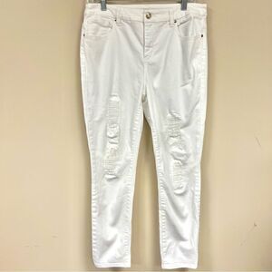 Chicos white distressed so slimming jeans size 1( M)